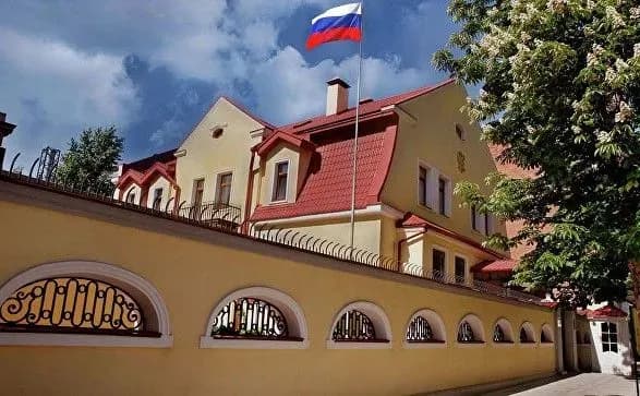 Консульства России в Украине закрывать не будут - МИД