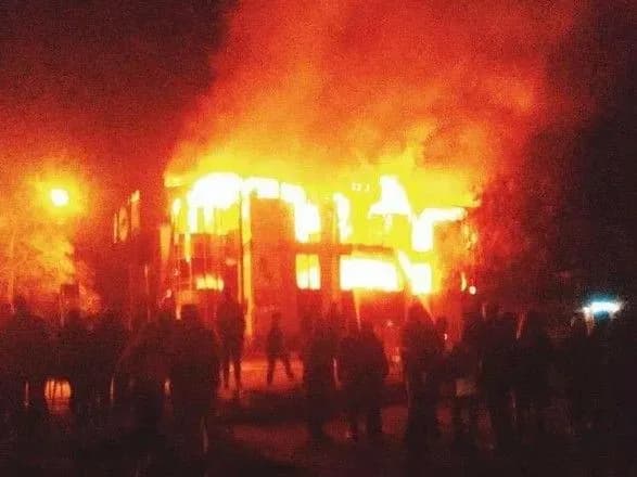 В окупованому Антрациті вщент згорів торговий центр