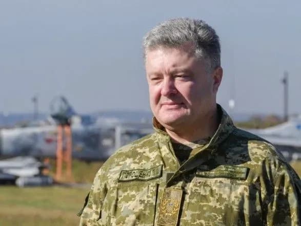 Порошенко доручив надати список звільнених генералів після пожежі на арсеналі