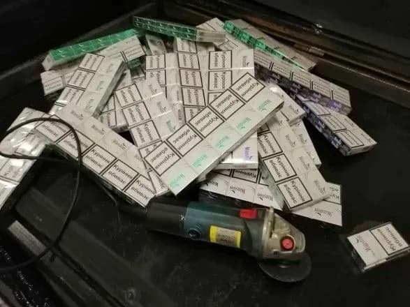 Українець віз до Ізраїлю велику партію цигарок у металевих дверях