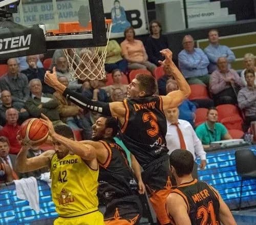 Три слем-данки Липового допомогли клубу українця перемогти на старті Ліги чемпіонів