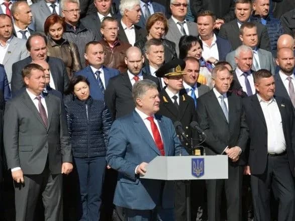 Курс на ЄС та НАТО: Порошенко сподівається, що зміни до Конституції невдовзі приймуть