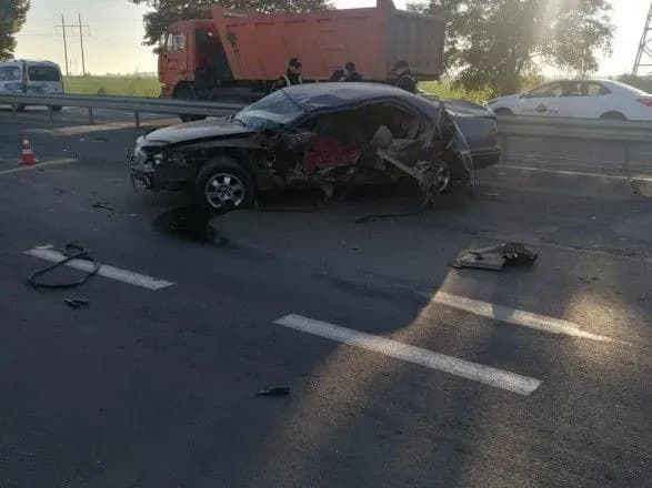 На трасі "Одеса – Миколаїв" авто врізалося у відбійник, є загиблий