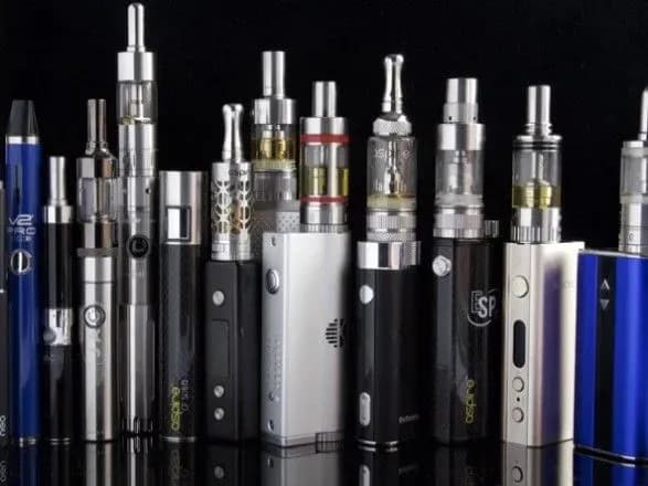 Врач призвал власть запретить продавать электронные сигареты несовершеннолетним