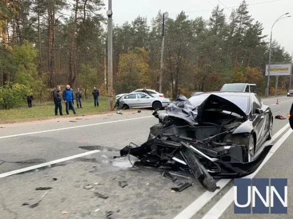 Tesla зіткнулася з легковиком Skoda на трасі під Києвом