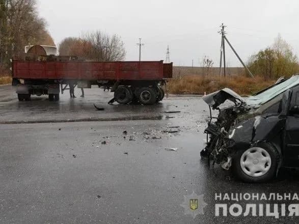 На Хмельниччині п'ятеро чоловіків потрапили до шпиталю через зіткнення фури із легковиком
