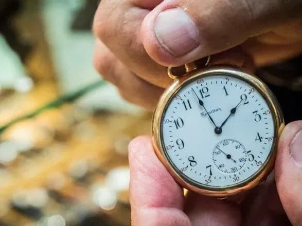 Перехід на зимовий час: економія вугілля проти збою циркадного циклу людини