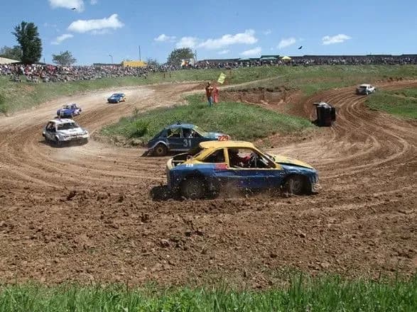 У Кривому Розі під час перегонів авто влетіло у натовп, серед постраждалих - діти