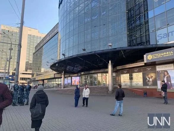 Поліція не виявила вибухівку у столичному універмазі "Україна"