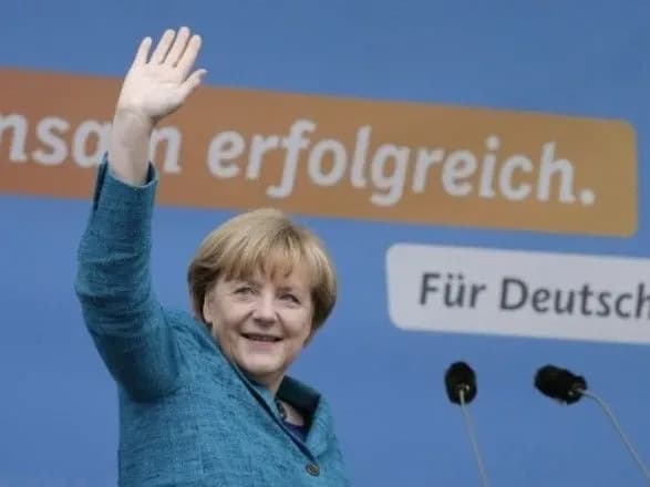 Макрон назвав гідним рішення Меркель не претендувати на пост канцлера в 2021 році