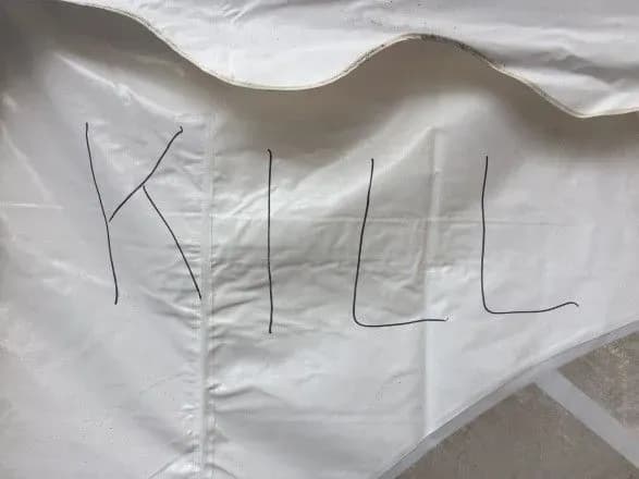 У Парижі біля посольства РФ невідомі розгромили намет на підтримку Сенцова