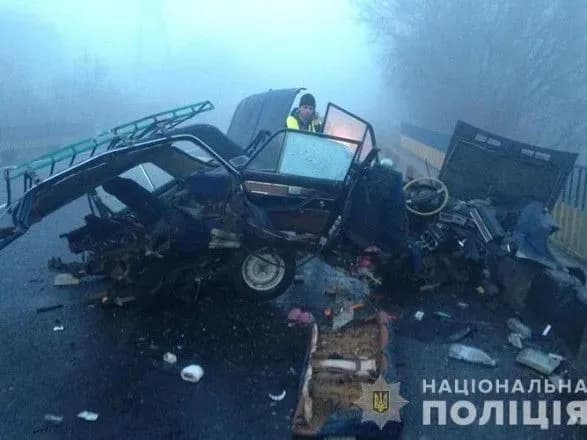Під Тернополем у ДТП легковик розірвало навпіл