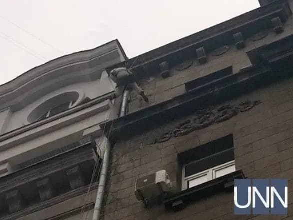 У центрі столиці з фасаду будинку на тротуар обвалилася штукатурка