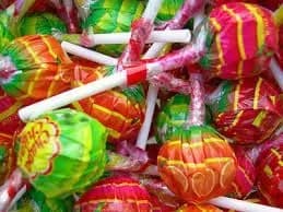 Дитина потрапила до лікарні через льодяник на паличці