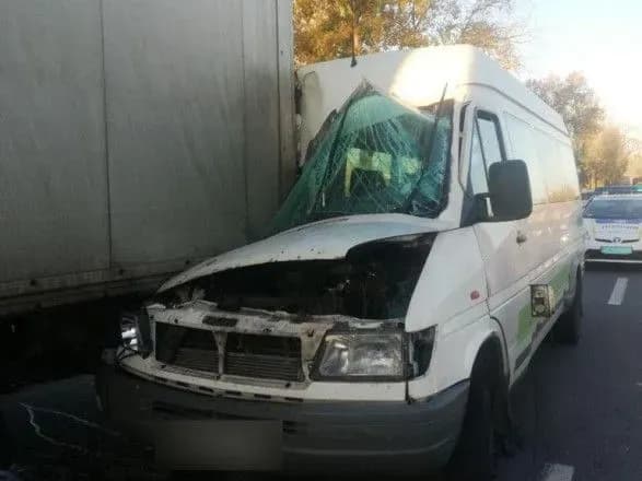 Маршрутка з пасажирами врізалася у фуру в Дніпрі, є постраждалі