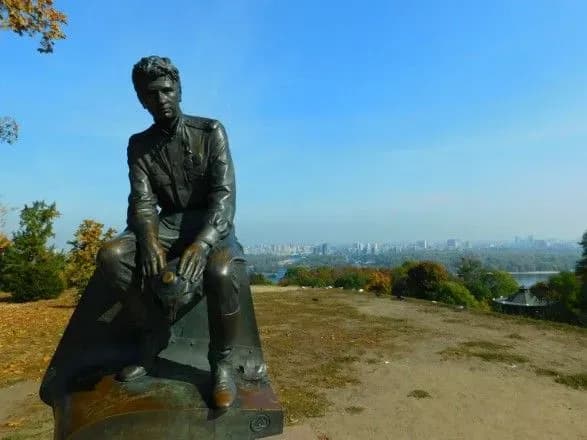 У Києві батьки поховали дитину в парку Слави