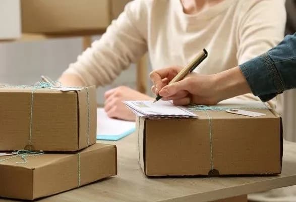 В Україні хочуть оподатковувати міжнародні посилки вартістю більше 100 євро
