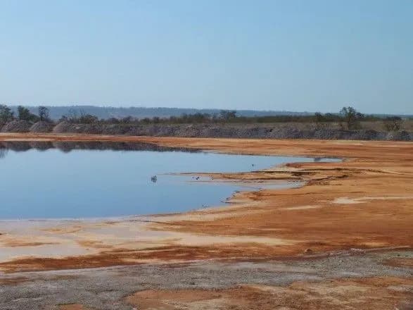 На Донбасі укріпили дамбу для стримання озера хімвідходів