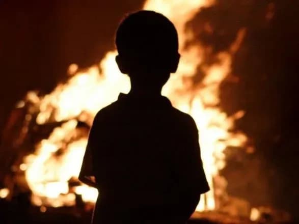 Двоє дітей загинули на пожежі, поки батьки працювали у нічну зміну