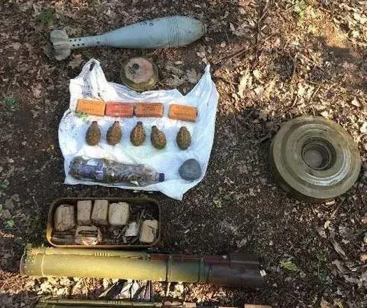 СБУ вилучили 5 тонн озброєння зі схрону на Луганщині