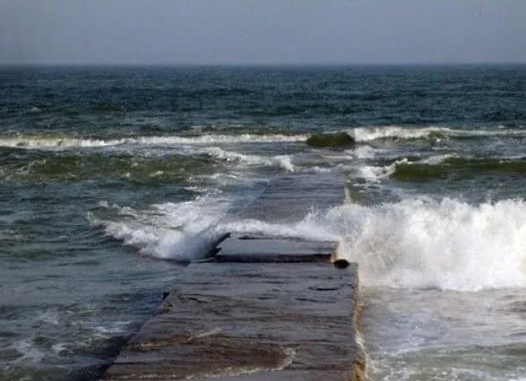 В Одесі дівчину змило хвилею з пірсу