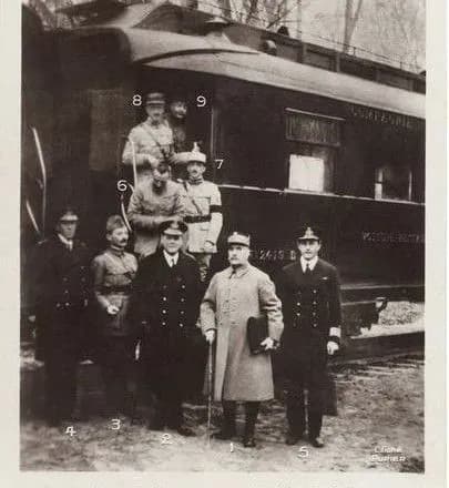 Макрон і Меркель відкрили меморіальну дошку на місці підписання перемир'я 1918 року