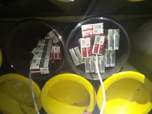 Прикордонники виявили у стальних трубах понад 2,6 тис. пачок сигарет