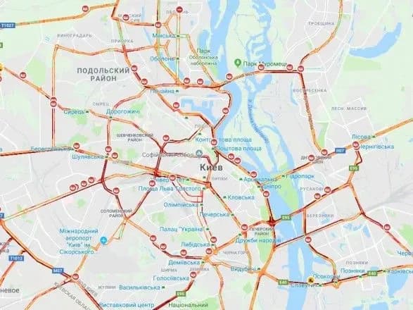 Через снігопад Київ зупинився у заторах, сталися близько 50 ДТП