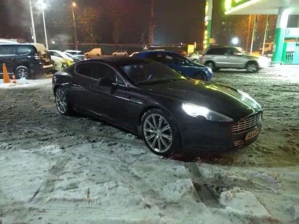 Два елітних авто Курченка передали АРМА