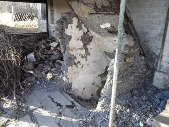 Под обстрел попал хутор в Луганской области, повреждены жилые дома