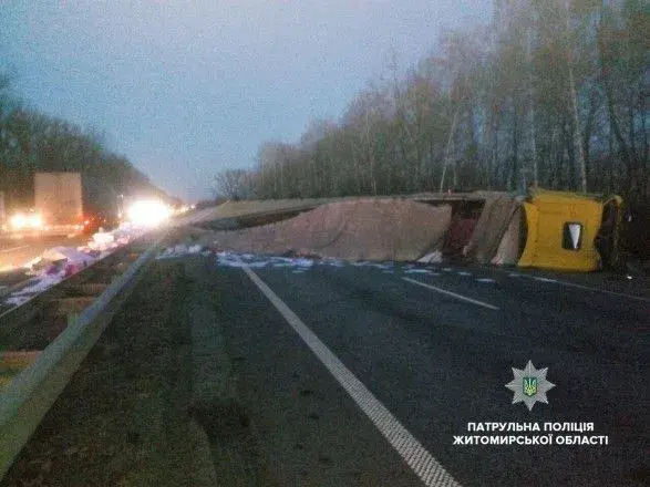 Рух у напрямку Житомира ускладнено через ДТП із фурою