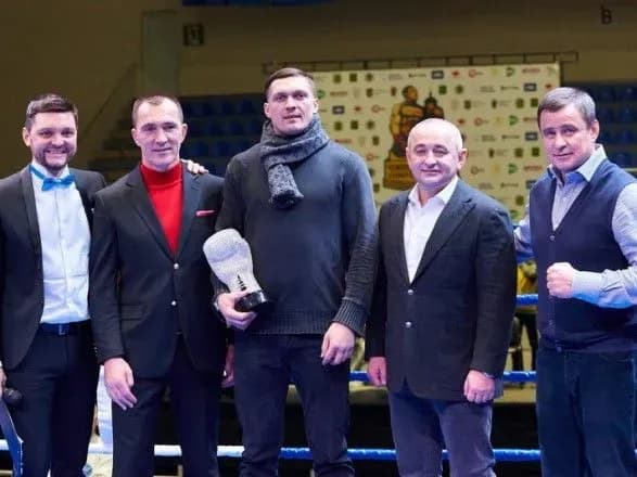 Усику вручили перший в історії "Кубок легенд" від ФБУ