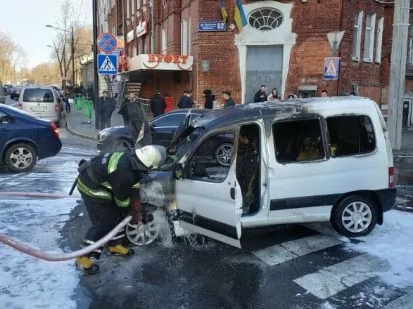 У центрі Харкова під час руху спалахнув легковик