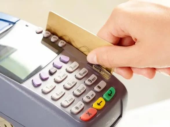 Українці стали частіше розраховуватись картками