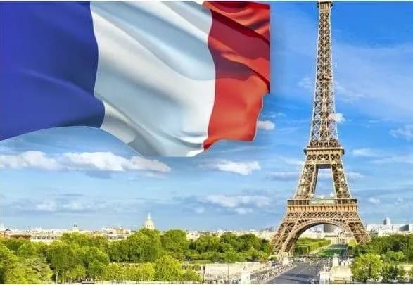 МЗС порекомендував українцям утриматись від поїздок до Франції