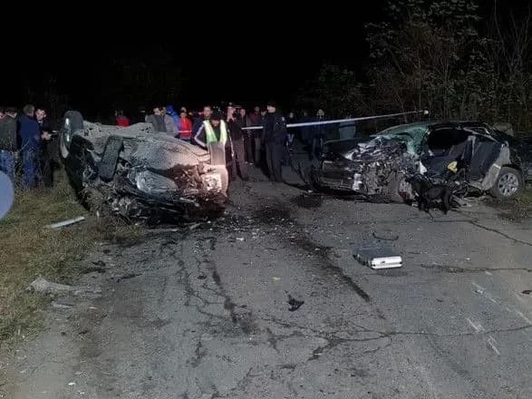 Під час ДТП на Закарпатті автомобіль перекинувся на дах