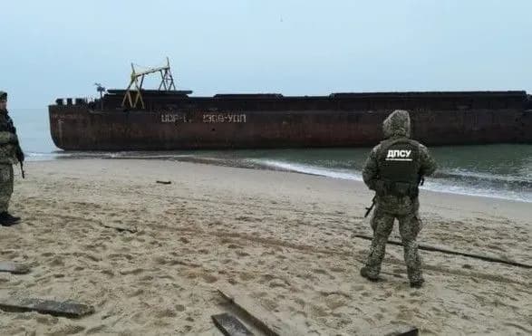 Баржа з контрабандою у Чорному морі побила близько п'яти причалів