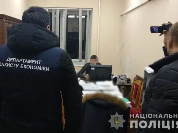 Слідчих ДФС взяли на хабарі 3 тисячі доларів