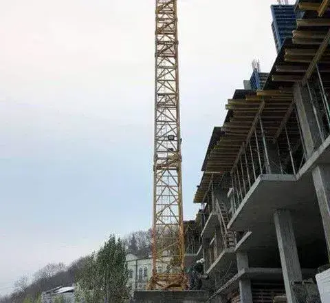 Начат демонтаж незаконно размещенного строительного крана на Андреевском спуске - КГГА