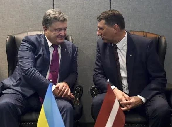 Порошенко у Маріїнському палаці прийме президента Латвії
