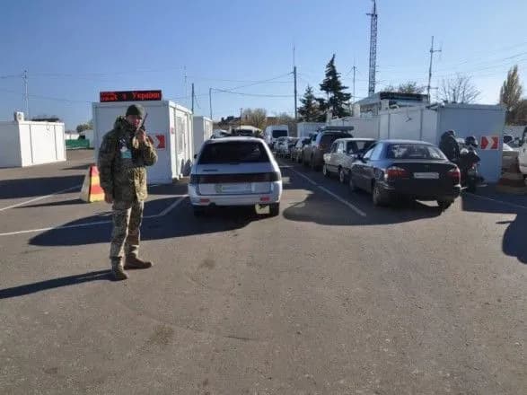 Більше 130 авто зібрались у чергах на КПВВ на Донбасі