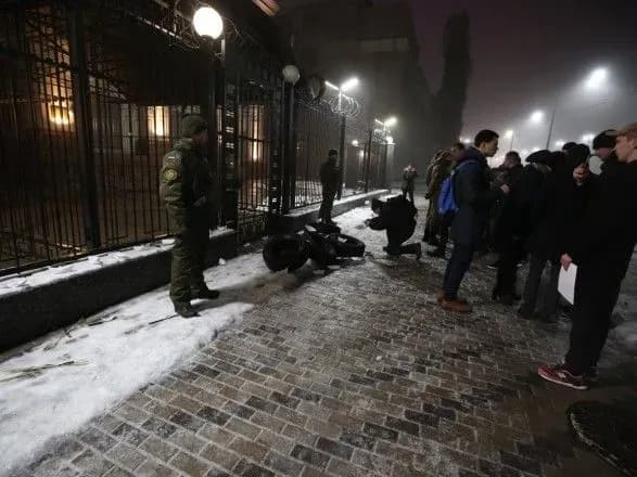 До посольства РФ у Києві принесли шини через обстріл кораблів ВМС