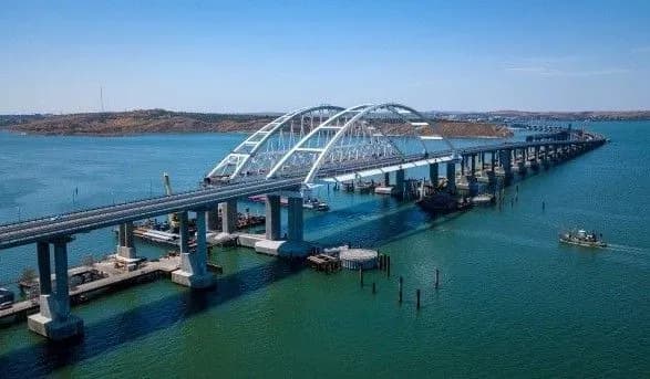 Росіяни перегородили прохід під Керченським мостом