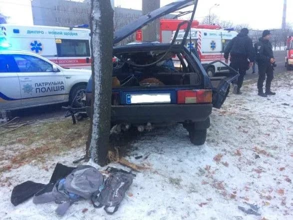 У Дніпрі легковик влетів у стовп, постраждало дві дитини