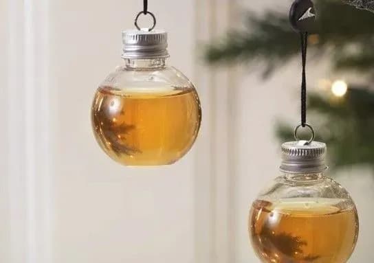 У Британії продають незвичайні ялинкові прикраси з алкогольною начинкою