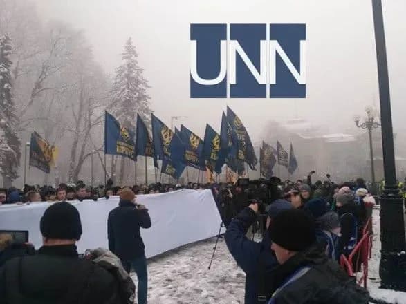 Під Радою зібрались представники Нацкорпусу