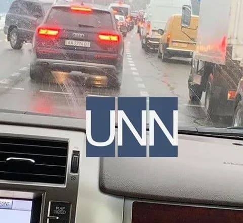 На в'їзді до Києва через ДТП утворився багатокілометровий затор