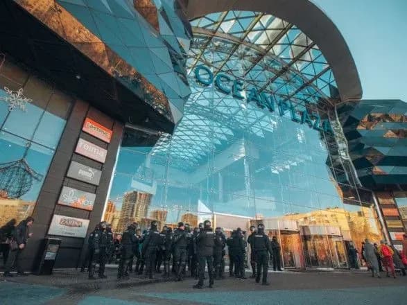 “Ocean Plaza” закидали димовими шашками, людей евакуювали