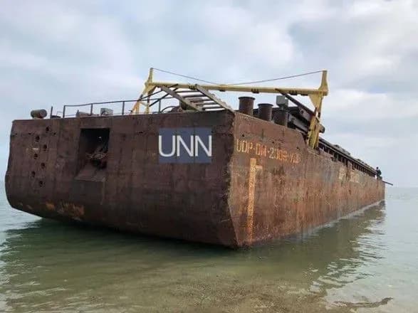 Баржу з контрабандними сигаретами почали розвантажувати