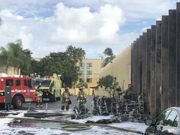 В США самолет врезался в здание детского центра терапии